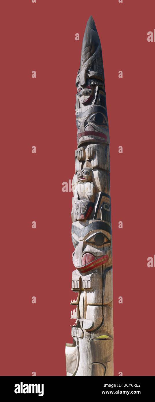 SITKA, ALASKA - 27 juin 2024 - mât totémique en bois représentant des animaux empilés et des figures mythiques, symbolisant le patrimoine culturel, les récits ancestraux, a Banque D'Images