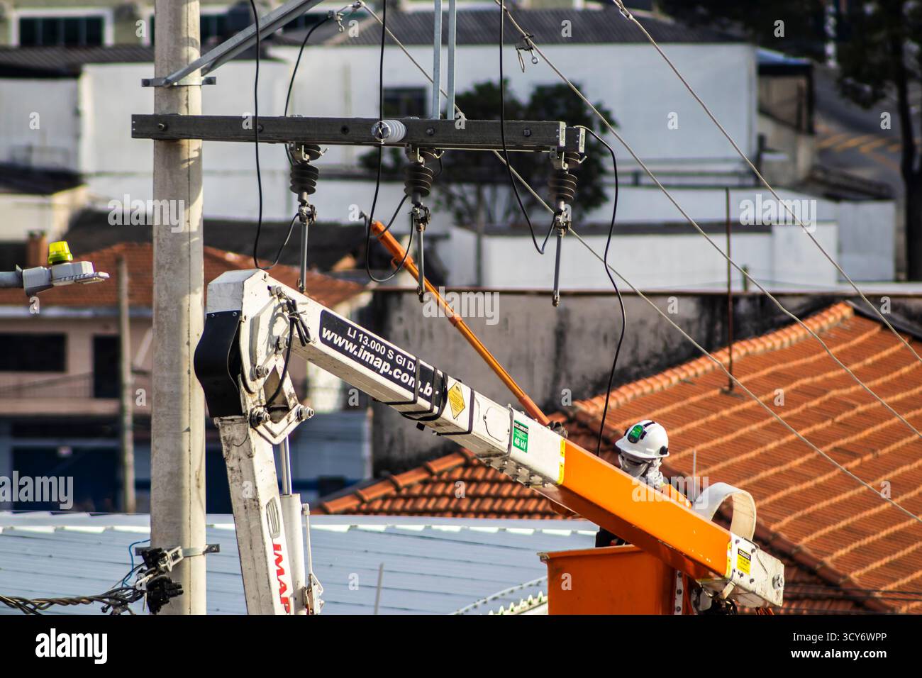 Sao Paulo, Brésil, 13 juillet 2025. Un employé d'Enel, une entreprise d'énergie à Saão Paulo, SP, effectue la maintenance du réseau électrique à haute tension que p Banque D'Images
