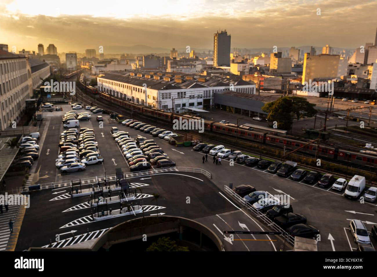 Sao Paulo, Brésil, 12 juillet 2025. Vue aérienne du parking de la gare Julio Prestes et de la Sala Sao Paulo, avec la cour de manœuvre CPTM, au centre-ville Banque D'Images
