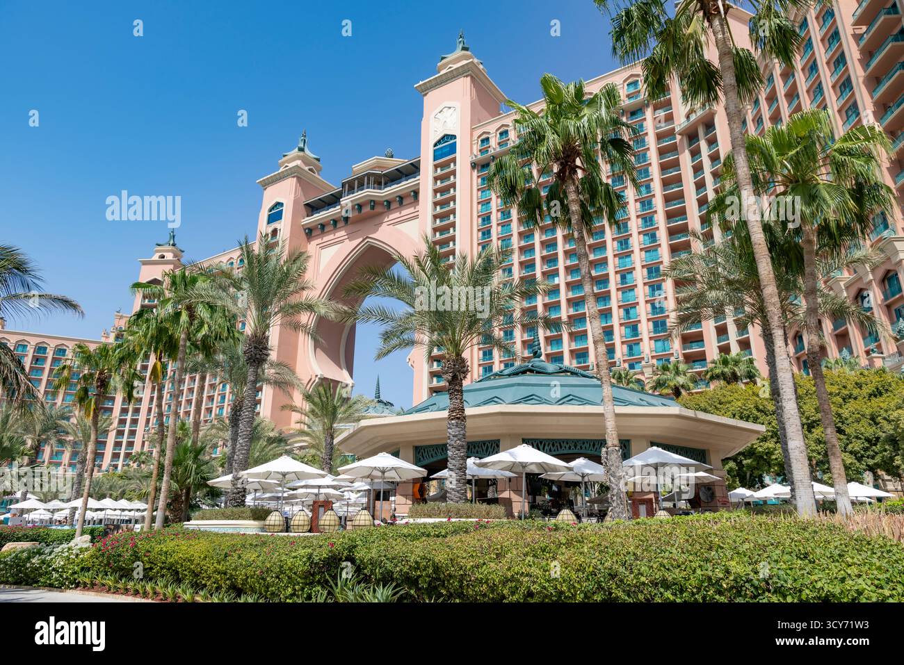 Atlantis The Palm Hotel, The Palm Jumeirah, Dubaï, extérieur de cet hôtel 5 étoiles avec parasols parasols parasols autour de la piscine et du jardin, eau Banque D'Images