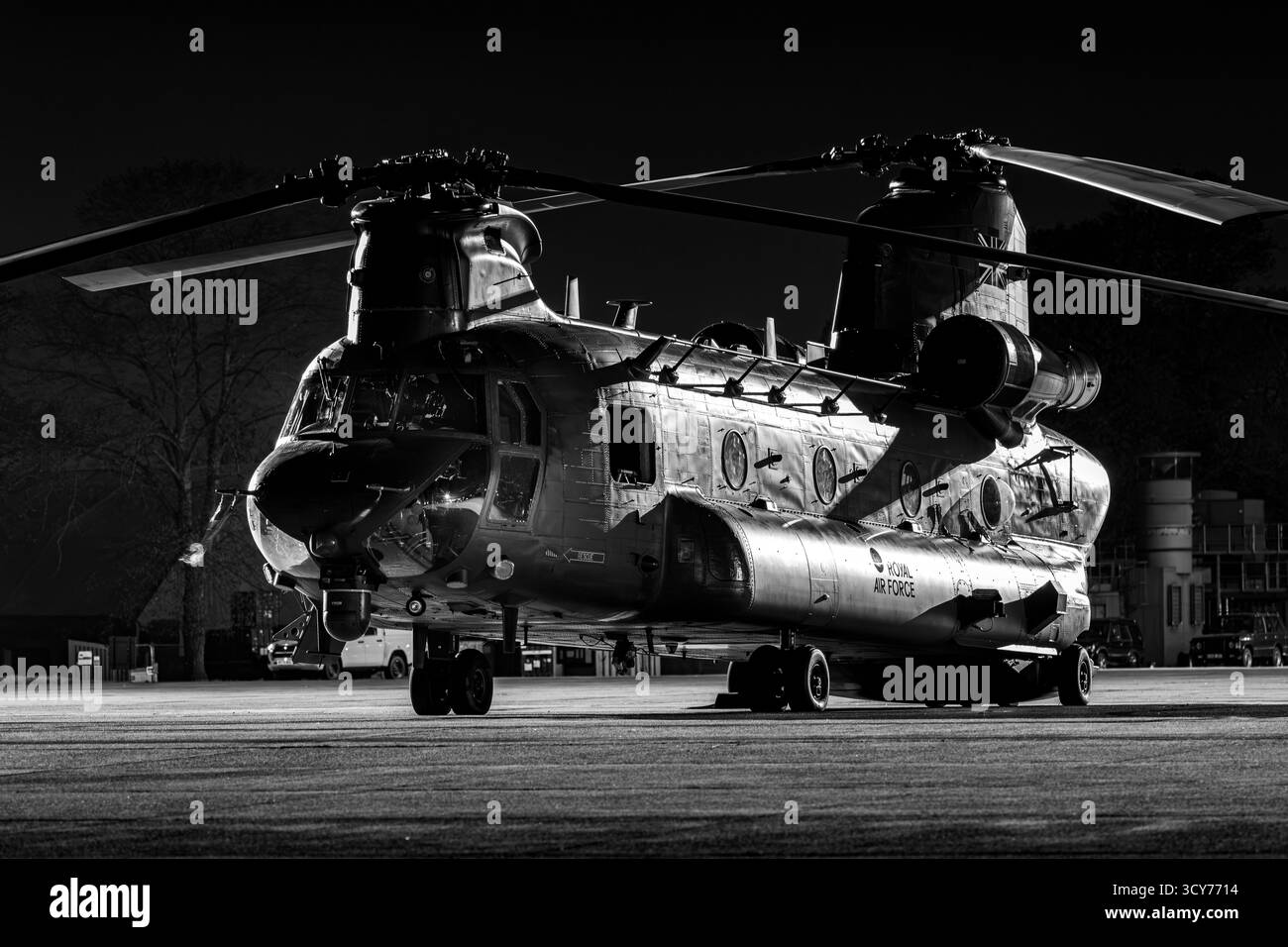 Hélicoptères Chinook et Apache de la Royal Air Force exposés lors d'une séance photo à la RAF Odiham, Hampshire, Angleterre, 2025. Banque D'Images