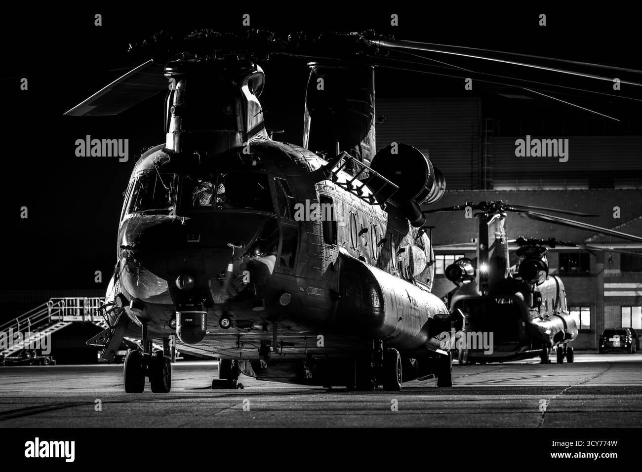 Hélicoptères Chinook et Apache de la Royal Air Force exposés lors d'une séance photo à la RAF Odiham, Hampshire, Angleterre, 2025. Banque D'Images