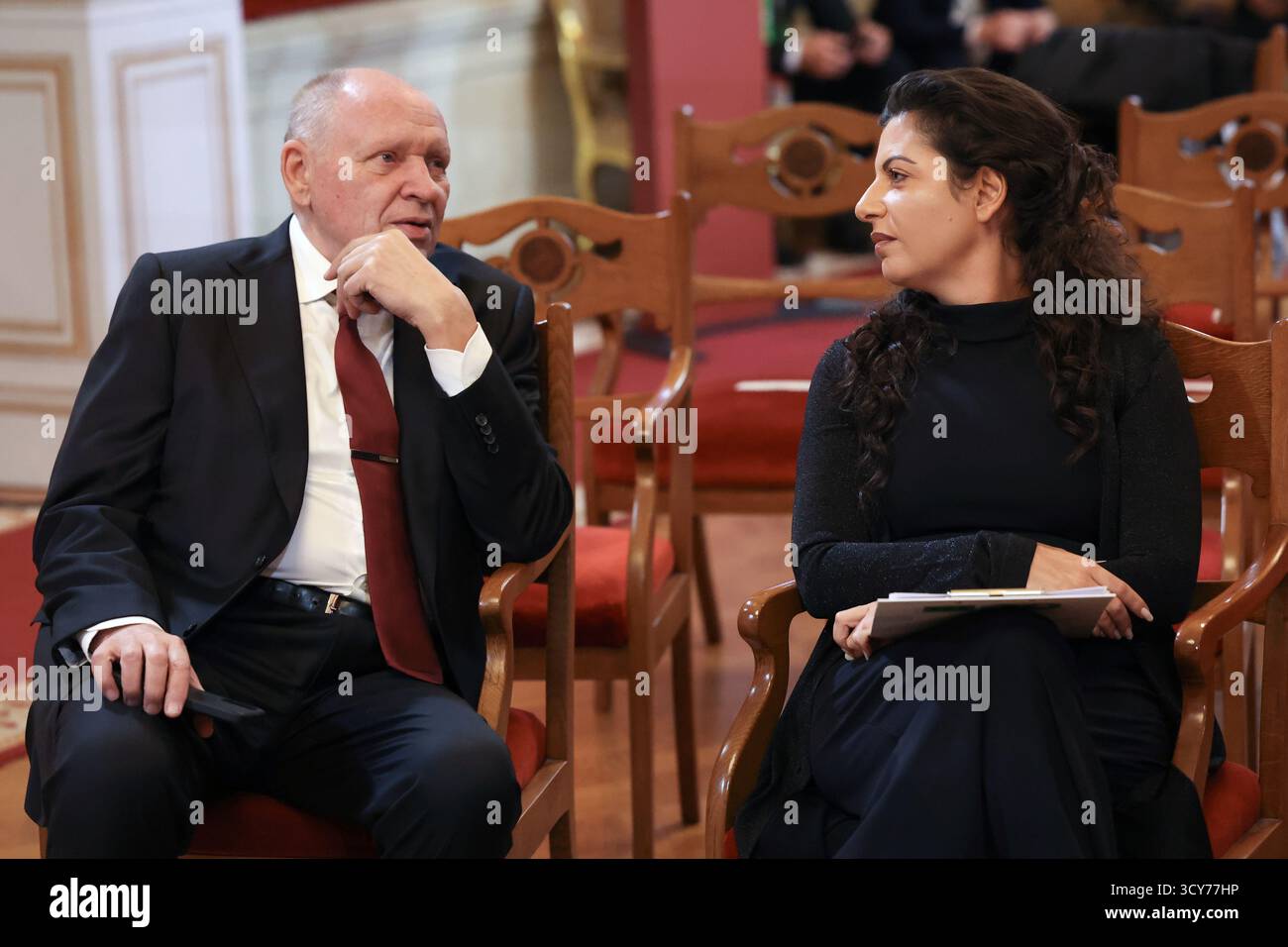 First Deputy Chief of Staff of the Russian Presidential Office Alexei Gromov, and RT Editor-in-Chief, Rossiya Segodnya Editor-in-Chief Margarita Simonyan talk to each other at the 20th anniversary celebration of the Russian state TV-station Russia Today at the Bolshoi Theatre in Moscow, Russia, Friday, Oct. 17, 2025. (Vyacheslav Prokofyev, Sputnik, Kremlin Pool Photo via AP) Banque D'Images