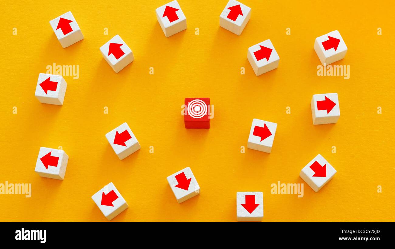 Flèches divergeant de la cible. Manque de concentration et objectifs manqués. Banque D'Images
