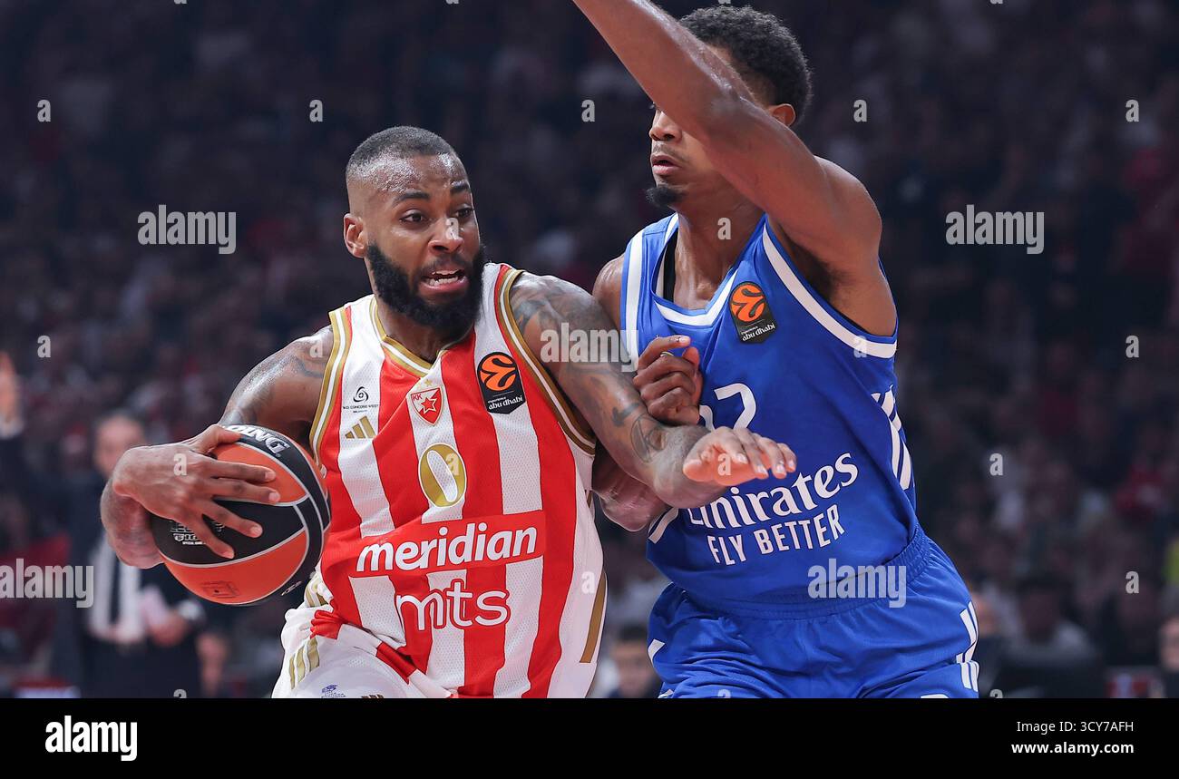 Belgrade, Serbie. 17 octobre 2025. Codi Miller-McIntyre de Crvena Zvezda (l) en action contre Theo Maledon du Real Madrid (R) lors du match de basket Euroleague entre Crvena Zvezda (Red Star) et le Real Madrid le 17 octobre. 2025. À Belgrade (Serbie). (Photo de Pedja Milosavljevic/STARSPORT © ) crédit : CORDON PRESS/Alamy Live News Banque D'Images