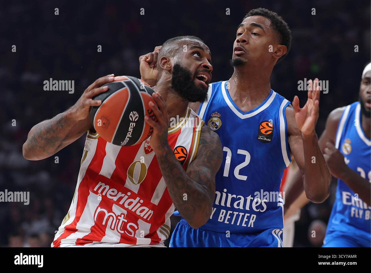 Belgrade, Serbie. 17 octobre 2025. Codi Miller-McIntyre de Crvena Zvezda (l) en action contre Theo Maledon du Real Madrid (R) lors du match de basket Euroleague entre Crvena Zvezda (Red Star) et le Real Madrid le 17 octobre. 2025. À Belgrade (Serbie). (Photo de Pedja Milosavljevic/STARSPORT © ) crédit : CORDON PRESS/Alamy Live News Banque D'Images