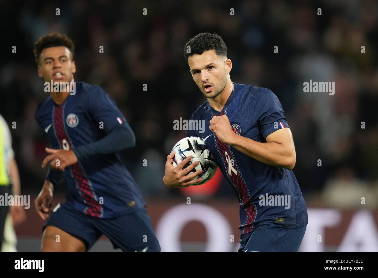 PSG's Goncalo Ramos celebrates after scoring his side's second goal during the French League One soccer match between Paris Saint-Germain and Strasbourg, in Paris, France, Friday, Oct. 17, 2025. (AP Photo/Christophe Ena) Banque D'Images