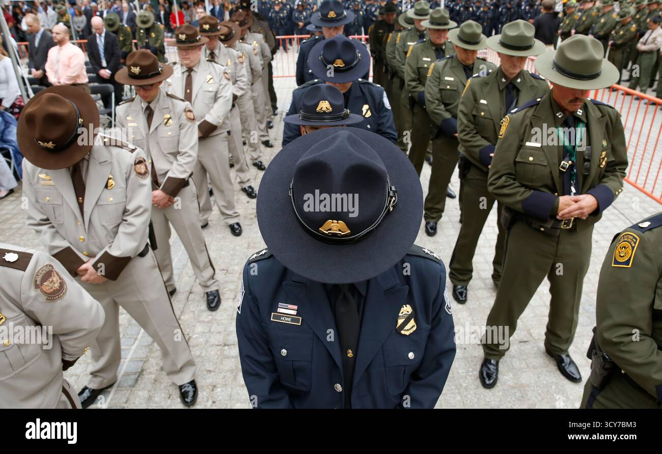 Les douanes et la protection des frontières américaines accueillent la cérémonie de remise du monument commémoratif de la Valeur et de la couronne en l'honneur des agents et agents tombés à Washington, D.C., le 16 mai 2018. Le Département de la sécurité intérieure, Kirstjen Nielsen, le Commissaire américain aux douanes et à la protection des frontières, Kevin K. McAleenan, ainsi que d'autres dirigeants du Département de la sécurité intérieure et du CBP et des familles des personnes déchises ont participé à l'événement. Banque D'Images