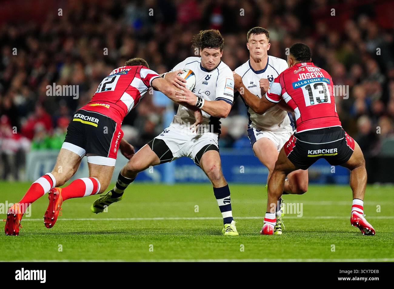 Benhard Janse van Rensburg des Bristol Bears (au centre gauche) est attaquée par Max Llewellyn du Gloucester Rugby (à gauche) lors du Gallagher PREM match au Kingsholm Stadium de Gloucester. Date de la photo : vendredi 17 octobre 2025. Banque D'Images
