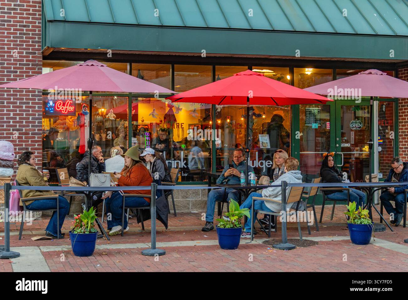 Salem, ma, États-Unis-15 octobre 2025 : touristes à l'événement annuel Haunted Happenings qui a lieu au mois d'octobre pour célébrer Halloween. Banque D'Images