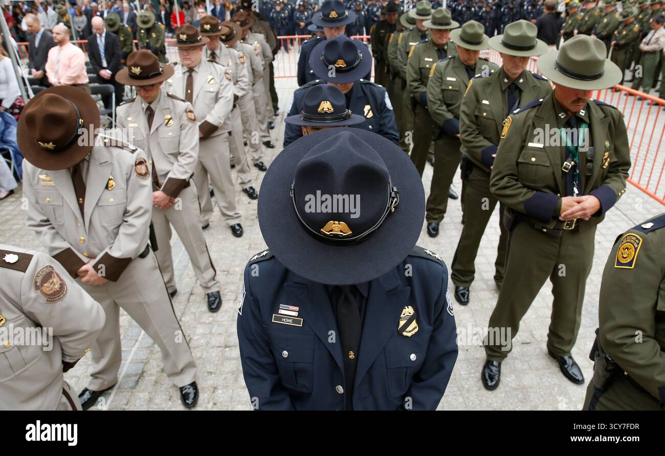 Les douanes et la protection des frontières américaines accueillent la cérémonie de remise du monument commémoratif de la Valeur et de la couronne en l'honneur des agents et agents tombés à Washington, D.C., le 16 mai 2018. Le Département de la sécurité intérieure, Kirstjen Nielsen, le Commissaire américain aux douanes et à la protection des frontières, Kevin K. McAleenan, ainsi que d'autres dirigeants du Département de la sécurité intérieure et du CBP et des familles des personnes déchises ont participé à l'événement. Banque D'Images