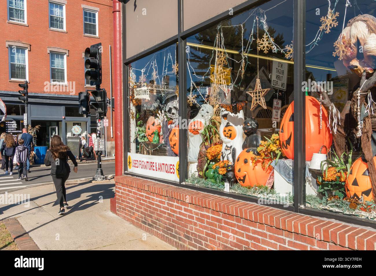 Salem, ma, États-Unis-15 octobre 2025 : touristes à l'événement annuel Haunted Happenings qui a lieu au mois d'octobre pour célébrer Halloween. Banque D'Images