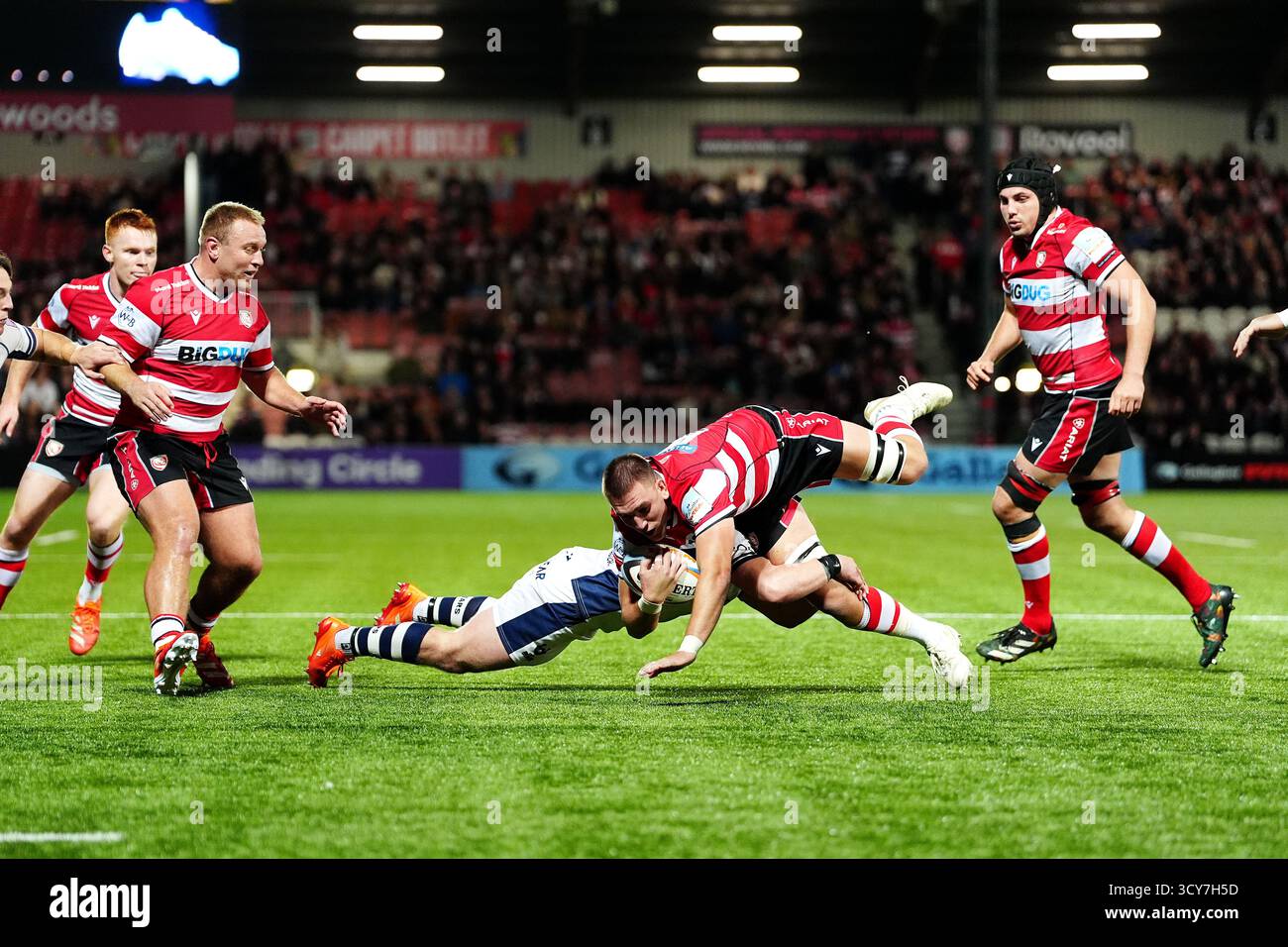 Harry Taylor de Gloucester Rugby (au centre droit) est attaqué par Benjamin Grondona des Bristol Bears lors du Gallagher PREM match au Kingsholm Stadium de Gloucester. Date de la photo : vendredi 17 octobre 2025. Banque D'Images