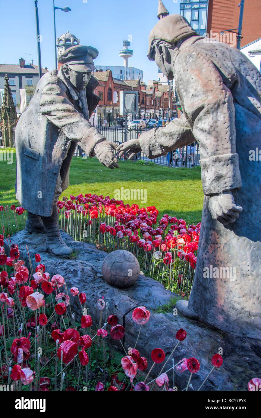 La statue commémorative de la trêve de Noël d'Andy Edwards , qui signifie un cessez-le-feu officieux généralisé et la paix Banque D'Images
