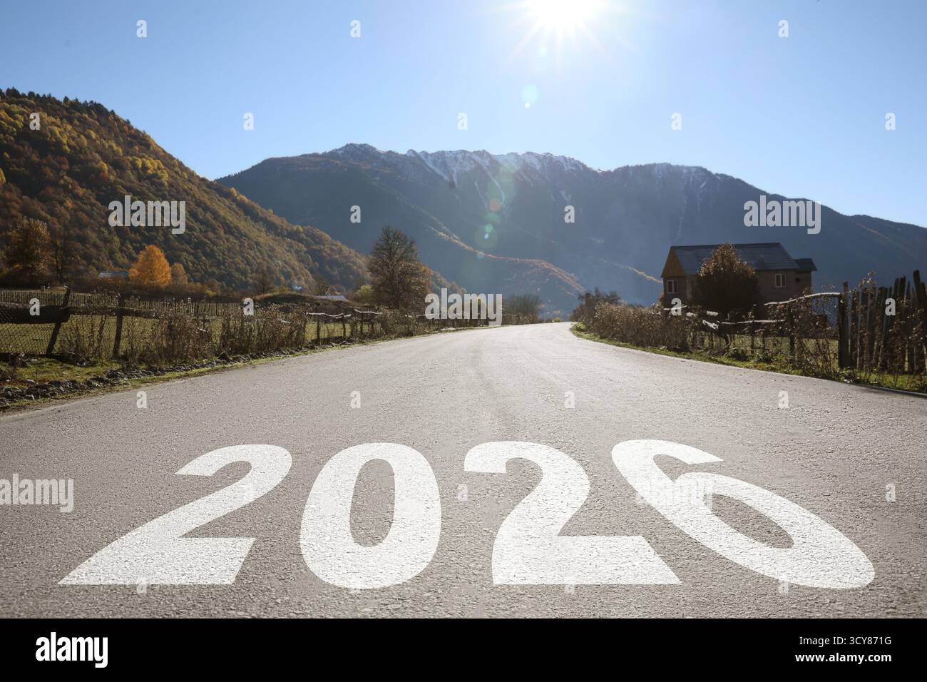Nouvelle année 2026. Nombre écrit sur la route asphaltée dans les montagnes Banque D'Images