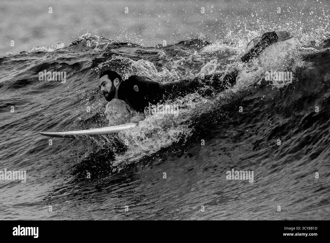 Série éditoriale capturant le surf franc et énergique dans des scènes côtières dynamiques, mettant en valeur les compétences sportives, la culture du surf et la vie dynamique de la plage. Banque D'Images