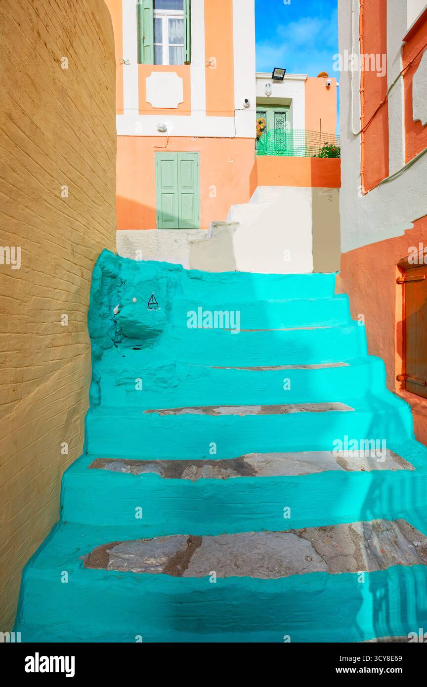 Ruelle peinte colorée, Chorio, île de Symi, îles du Dodécanèse, Grèce Banque D'Images