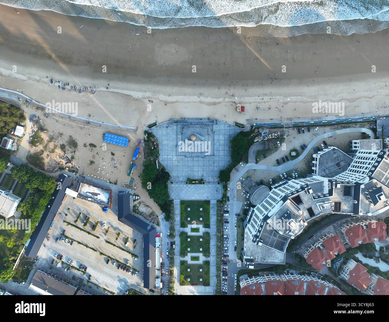 Photographie aérienne de la porte de la nature au Tropique du cancer Square dans la baie de Qing'ao, Nan'ao, ville de Shantou Banque D'Images