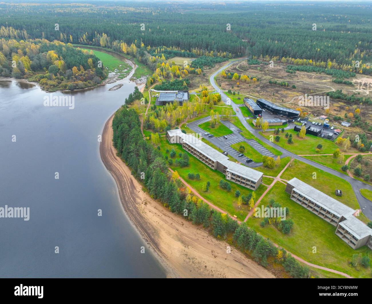 Morozova, Léningrad Oblast, Russie - 13 mai 2024 : vue aérienne large d'un complexe hôtelier moderne au bord de la rivière, avec parking et routes, niché dans le vert Banque D'Images