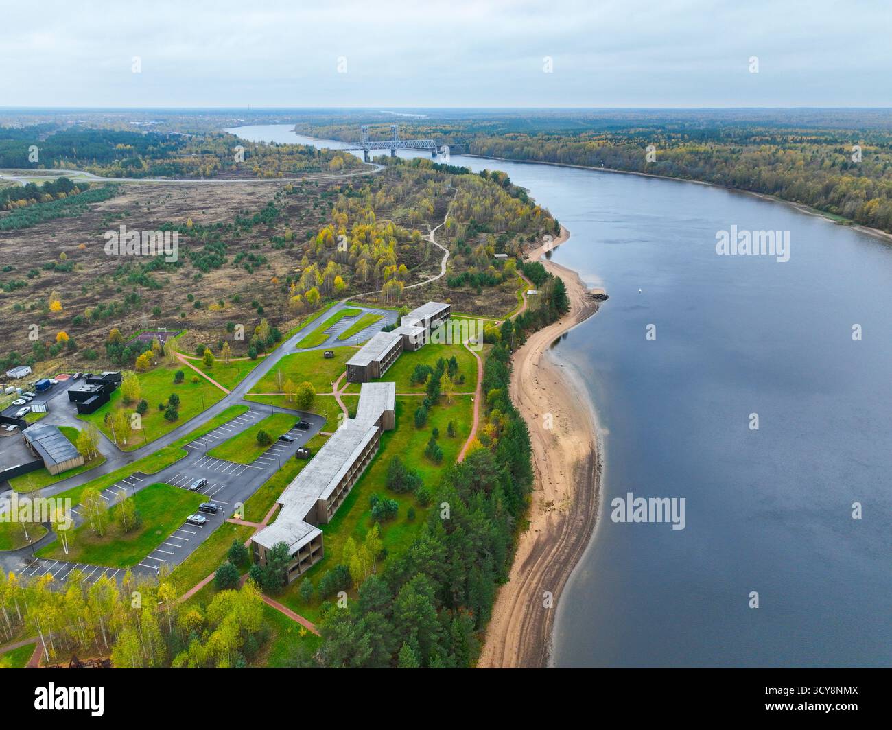 Morozova, oblast de Leningrad, Russie - 13 mai 2024 : panorama aérien présentant un complexe hôtelier étendu avec plusieurs bâtiments, aires de stationnement et un Banque D'Images