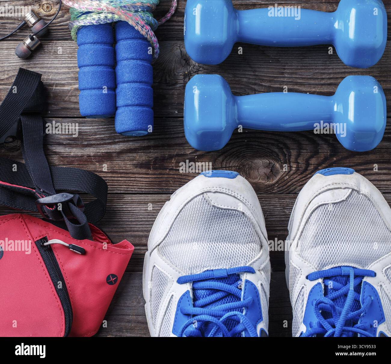 Chaussures et équipement de sport sur un sol en parquet, vue du dessus Banque D'Images