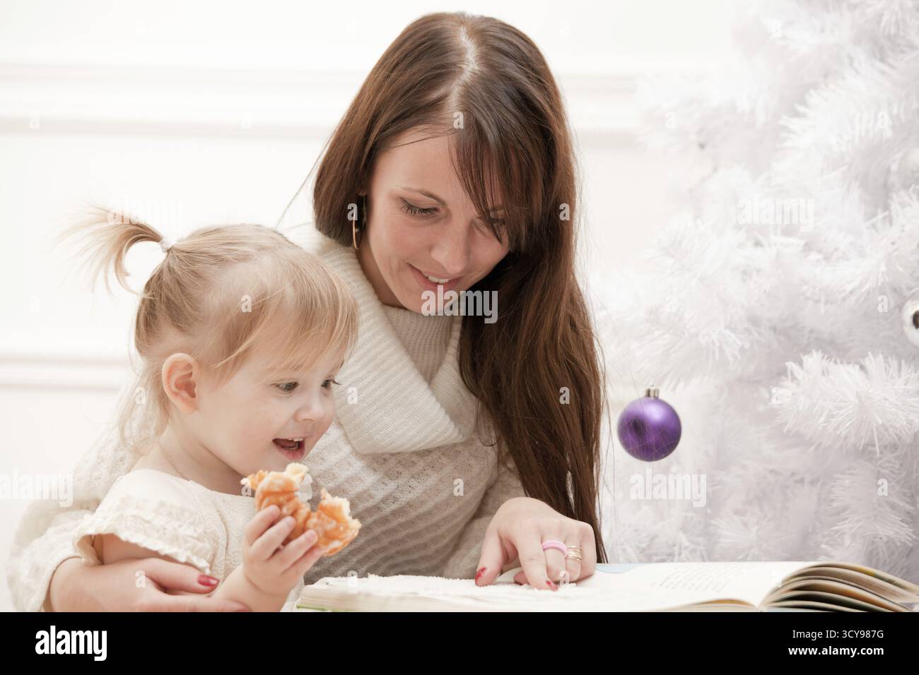 Belle femme montrant un livre pour enfant Banque D'Images