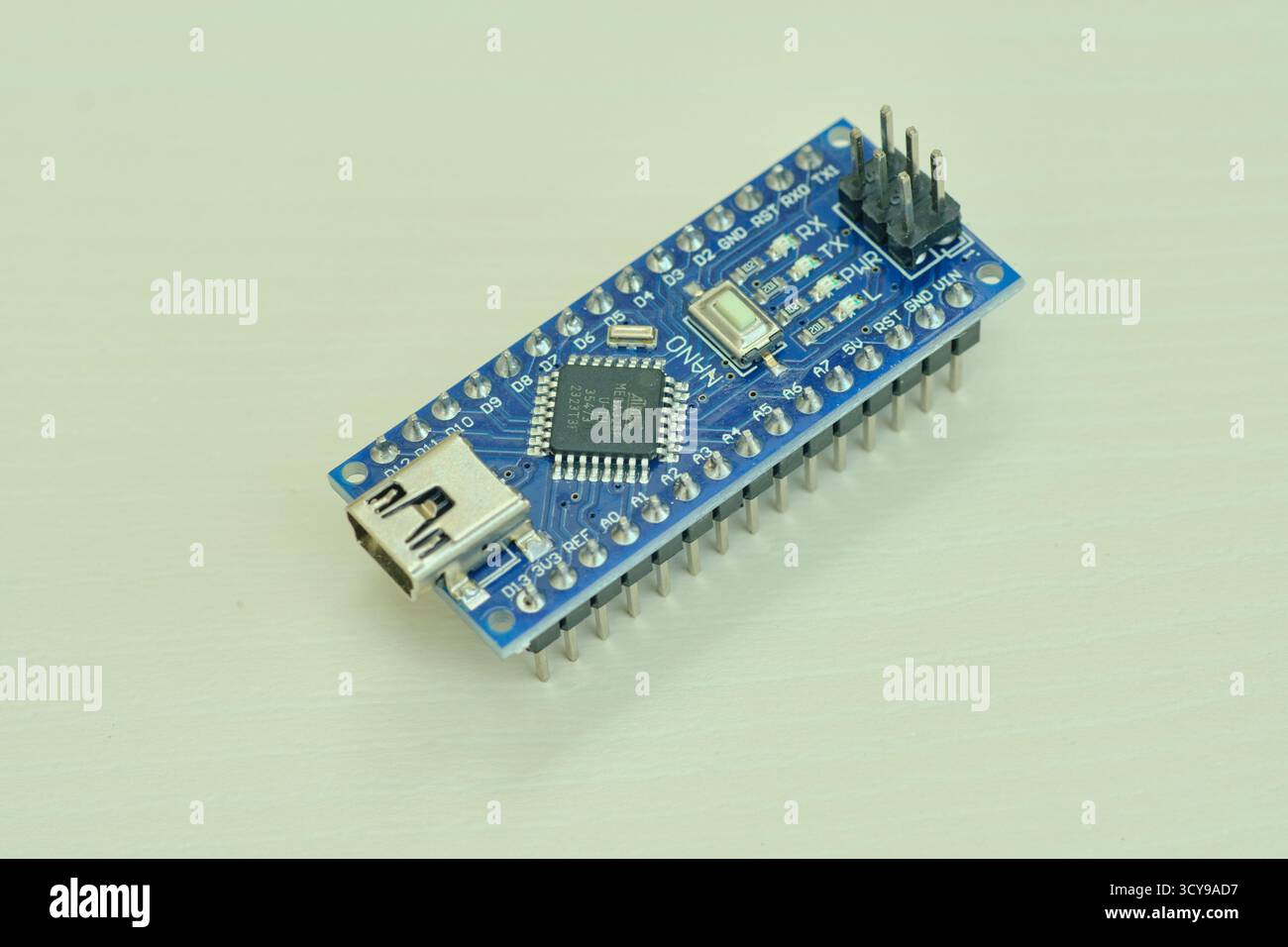 Carte de programmation d'Arduino UNO de couleur bleue isolée sur fond blanc Banque D'Images