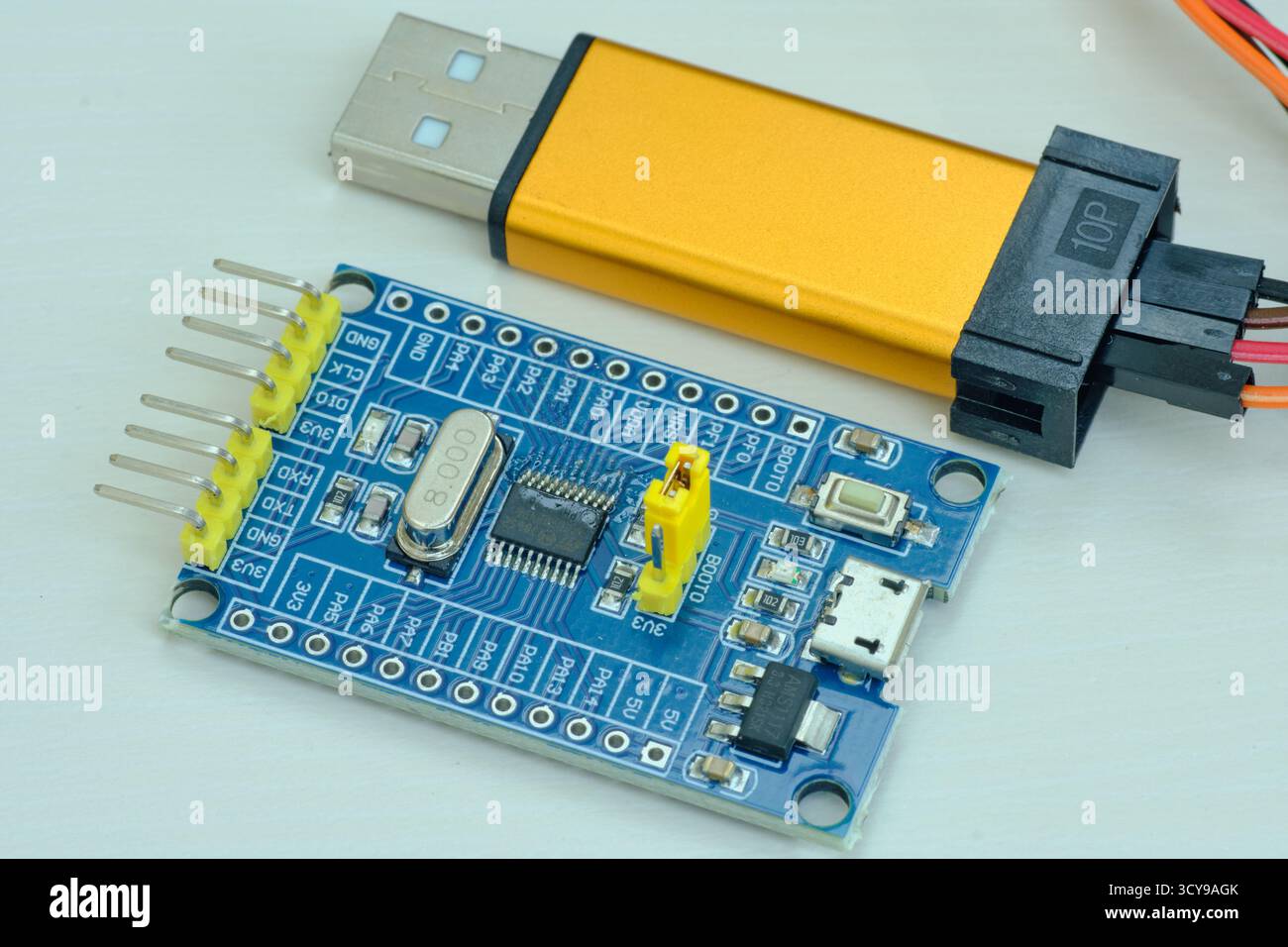 Carte de programmation d'Arduino UNO de couleur bleue isolée sur fond blanc Banque D'Images