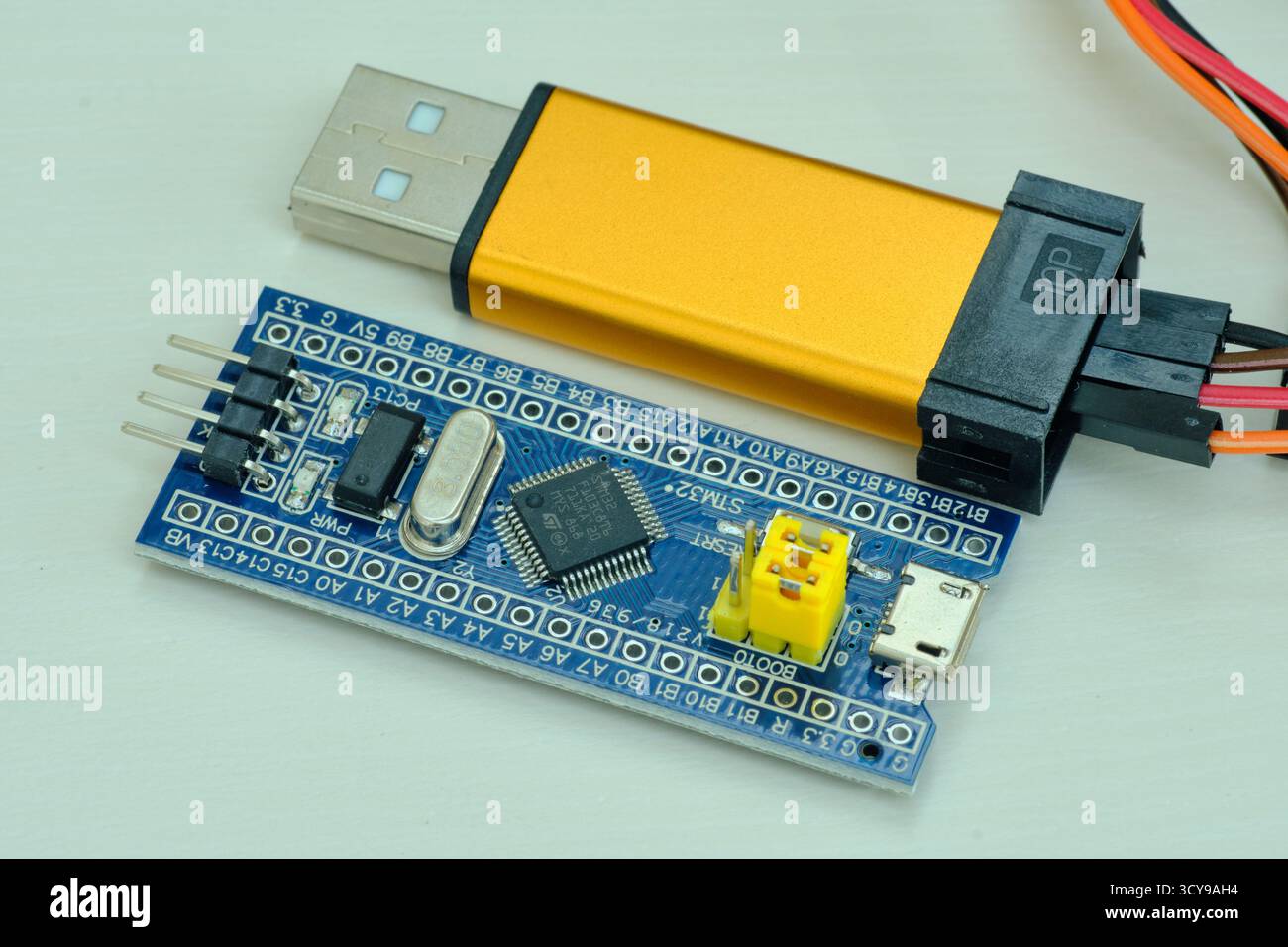 Carte de programmation d'Arduino UNO de couleur bleue isolée sur fond blanc Banque D'Images