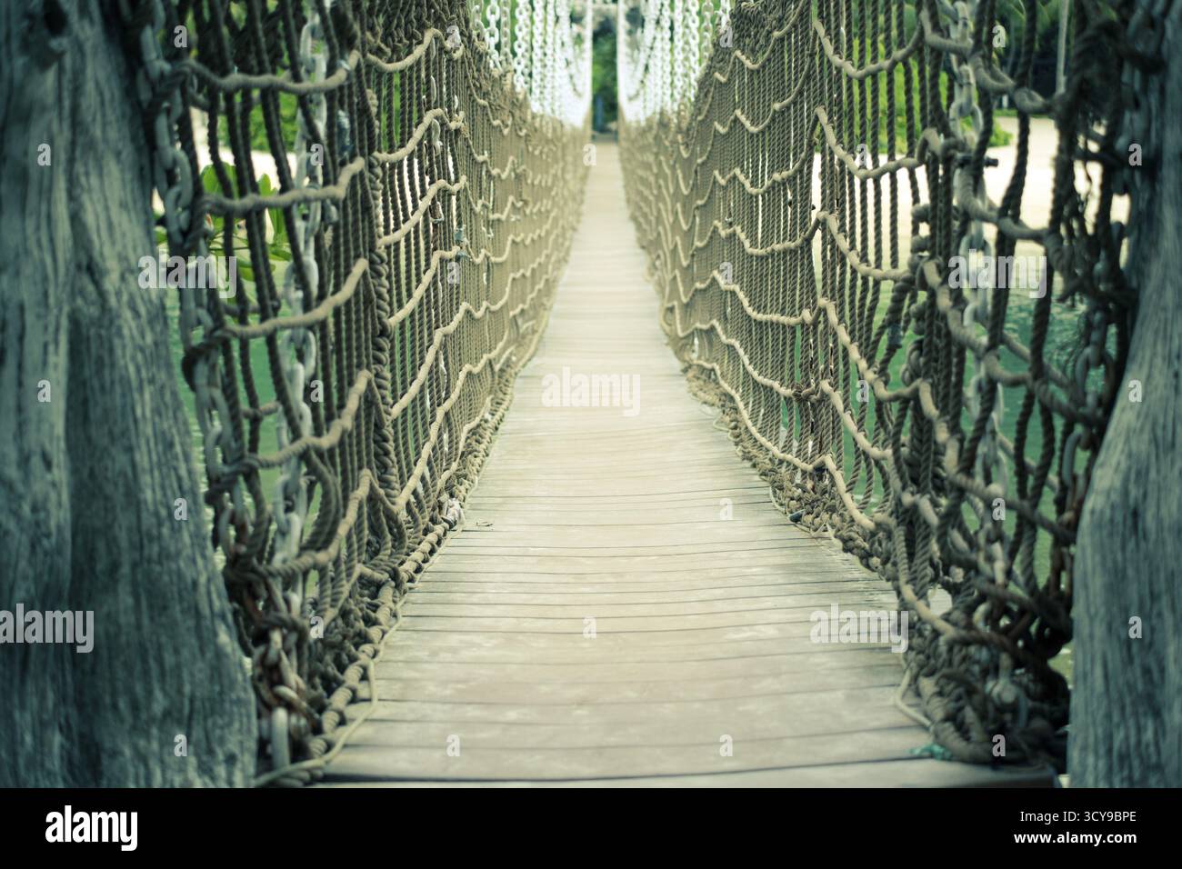 Pont de corde en bois pittoresque sur l'île de Sentosa à Singapour avec un accent sélectif sur la partie avant-plan Banque D'Images