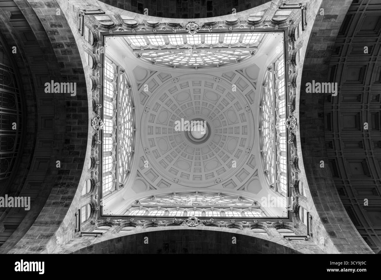 Plafond dôme architectural symétrique en noir et blanc Banque D'Images