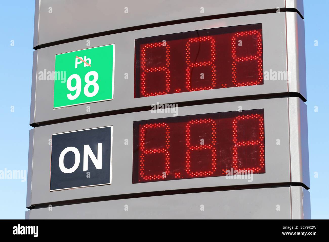 Affichage numérique du prix de la station-service indiquant les coûts du carburant. Panneau LED moderne avec de l'essence Pb98 et SUR les options diesel. Concept de transport et d'énergie. Banque D'Images