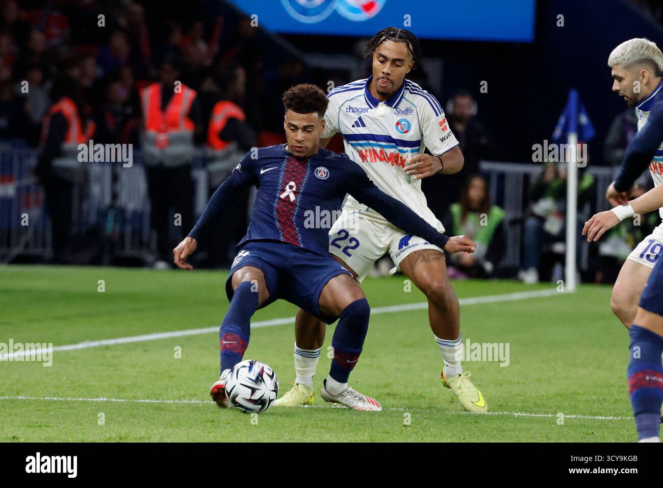Paris, France. 17 octobre 2025. Le désir du PSG Doue combat Strasbourg Guela Doue (son propre frère ! ! !) Lors du match de football français League One 2025-26, PSG vs Strasbourg au stade du Parc des Princes, Paris, France, le 17 octobre 2025. Photo de Henri Szwarc/ABACAPRESS.COM crédit : Abaca Press/Alamy Live News Banque D'Images