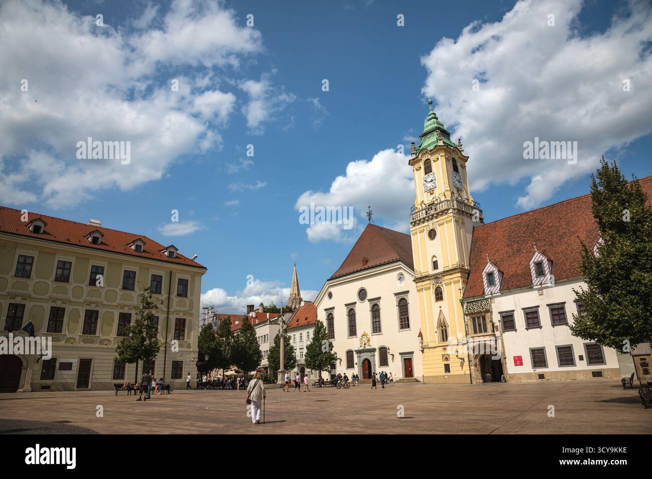La place principale (Hlavné námestie) et l'ancien hôtel de ville un jour d'été - Bratislava, Slovaquie Banque D'Images