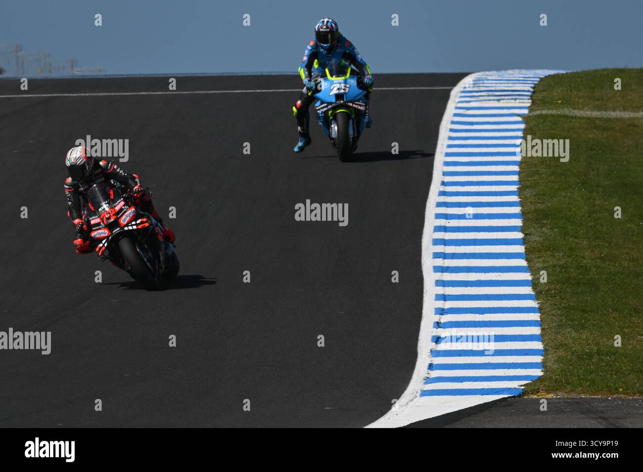 Course de sprint du Ligui Moly Grand Prix d'Australie de MotoGP sur le circuit de Phillip Island. Australie 18 octobre 2025 en photo : Marco Bezzecchi et Raul Fernandez Carrera al Sprint del Gran Premio Ligui Moly de MotoGP de Australia en el circuito de Phillip Island. 18 de Octubre de 2025 POOL/ MotoGP.com/Cordon les images de presse seront à usage éditorial exclusif. Crédit obligatoire : © MotoGP.com crédit : CORDON PRESS/Alamy Live News Banque D'Images