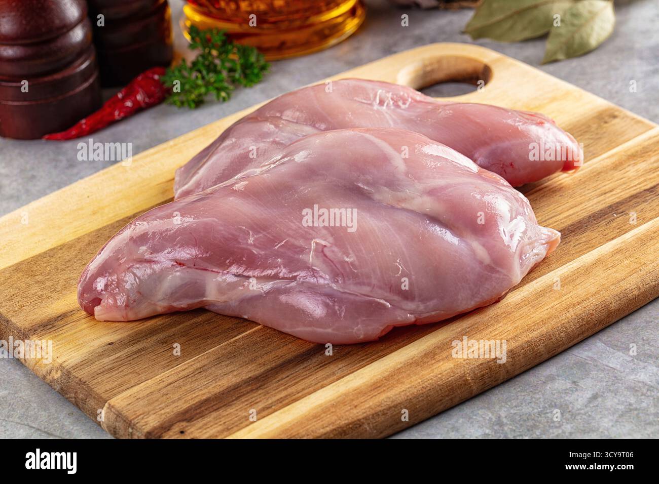 Cuisses de lapin fraîches crues pour la cuisson Banque D'Images