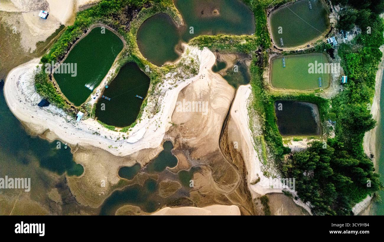 Vue aérienne des étangs aquacoles et bancs de sable dans le delta du fleuve, Quang Ngai, Vietnam Banque D'Images