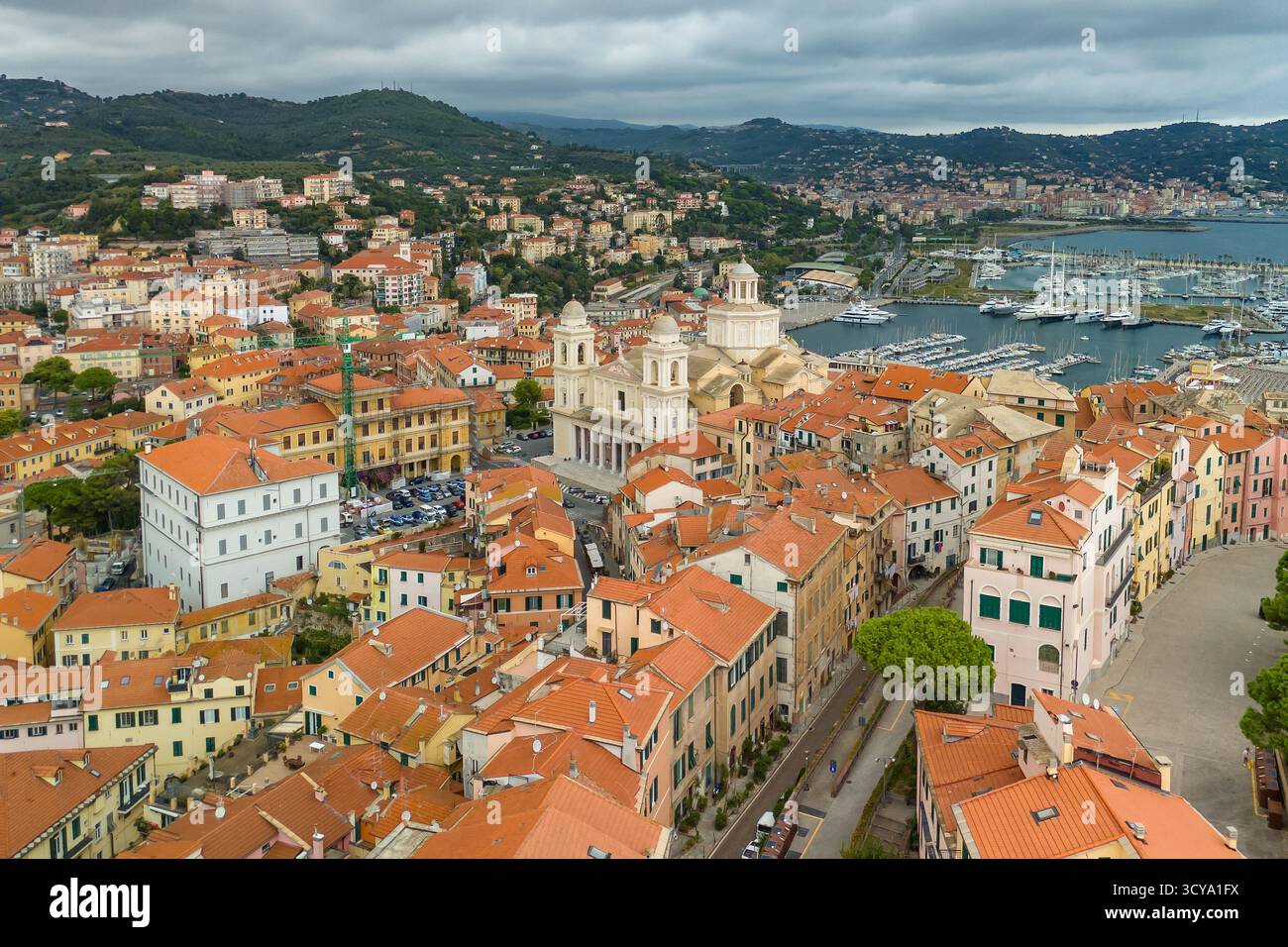 Vue aérienne de la ville de Porto Maurizio en Ligurie, au nord de l'Italie Banque D'Images