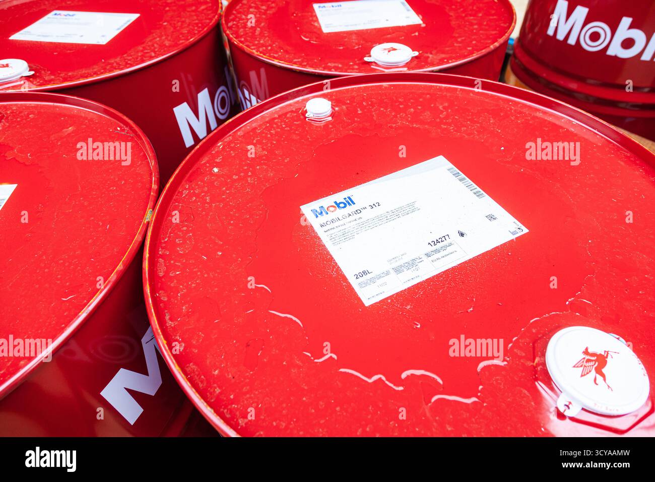 Cuxhaven, Allemagne - 01.28.2022 : barils en acier de couleur rouge avec huile de machine Mobil. Banque D'Images