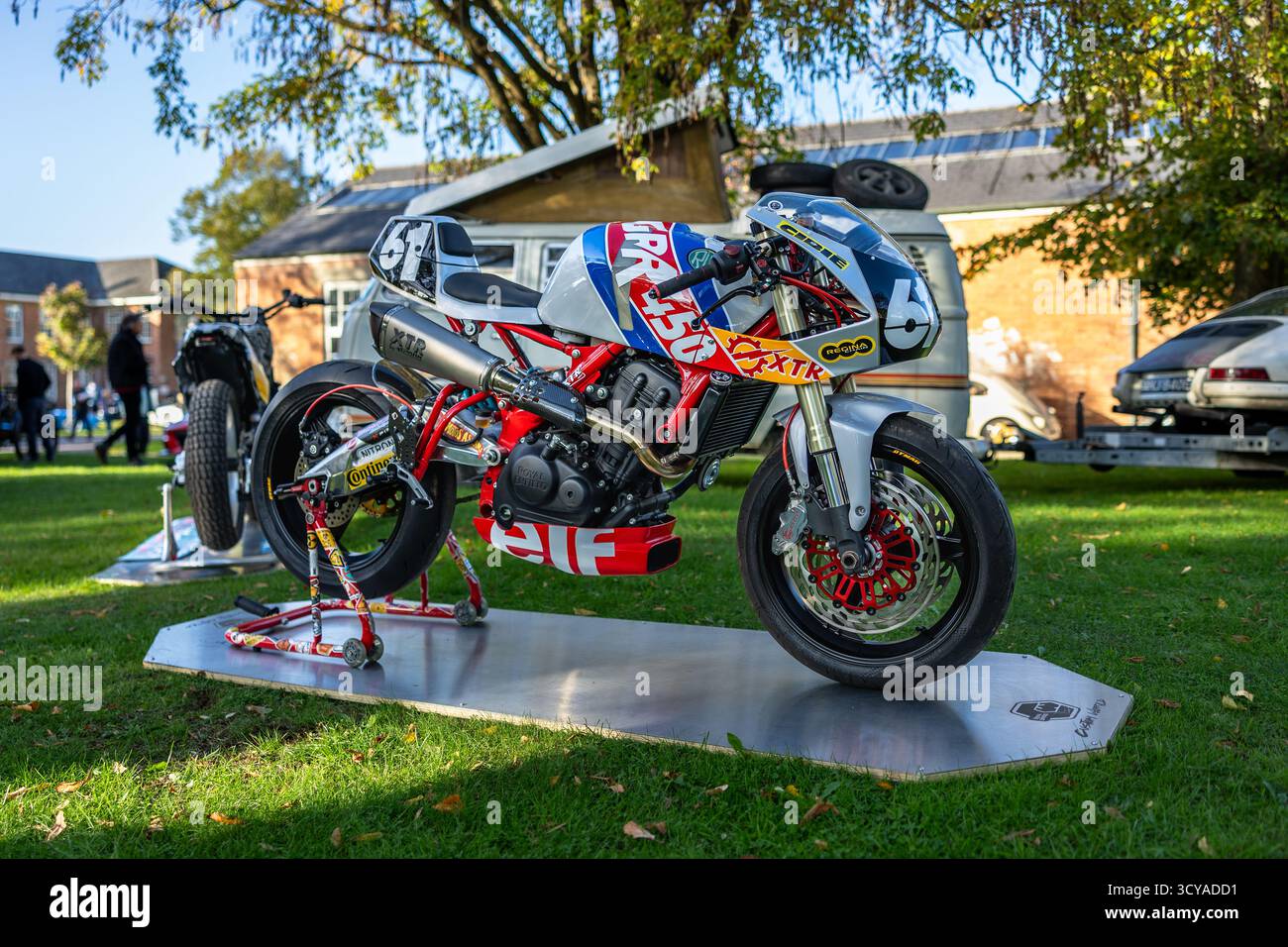 Royal Enfield Guerrilla 450, exposé au Bicester Motion Scramble qui s'est tenu le 5 octobre 2025. Banque D'Images