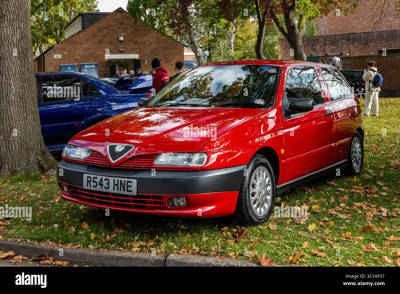 1998 Alfa Romeo 145 Quadrifoglio, exposé au Bicester Motion Scramble qui s'est tenu le 5 octobre 2025. Banque D'Images