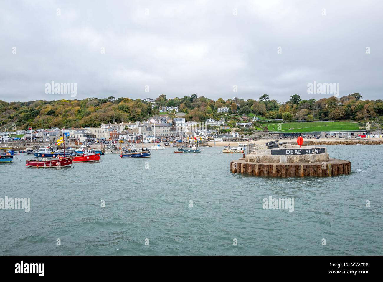 Signe mort lent à l'entrée de Cobb Harbour dans la ville côtière de Lyme Regis dans le Dorset. Banque D'Images