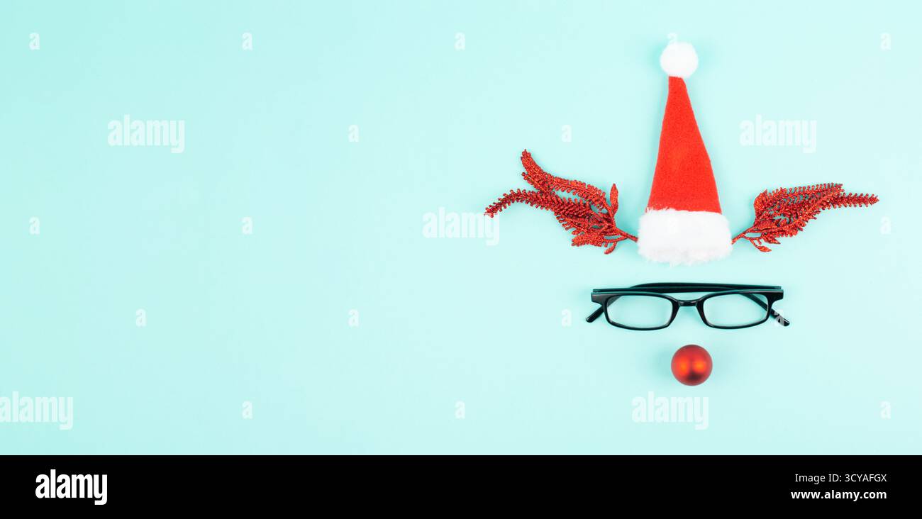 Renne avec nez boule rouge, fourmis, chapeau de Père Noël et lunettes, carte de voeux joyeux Noël Banque D'Images