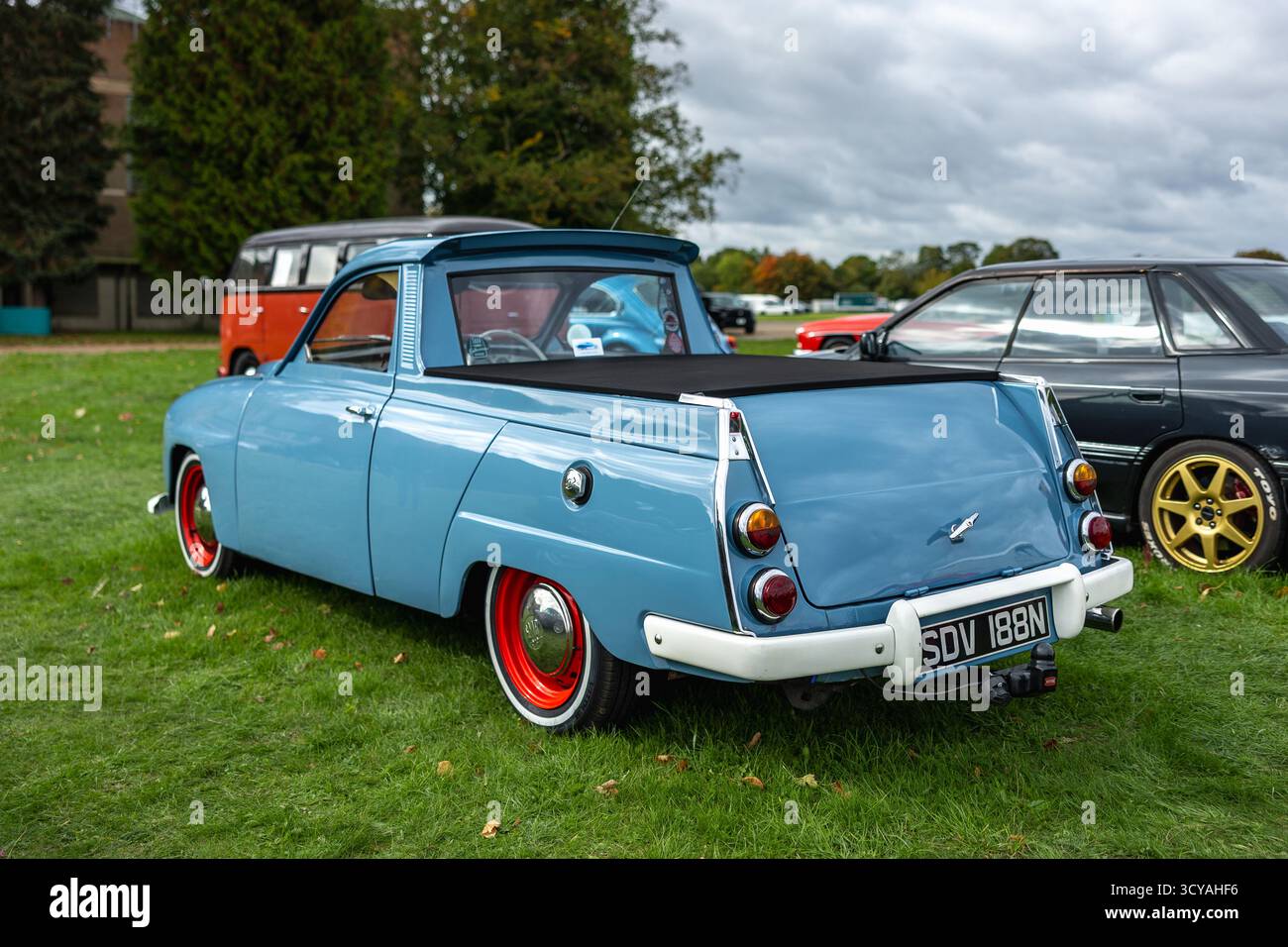 1974 SAAB 94, exposé au Bicester Motion Scramble qui s'est tenu le 5 octobre 2025. Banque D'Images