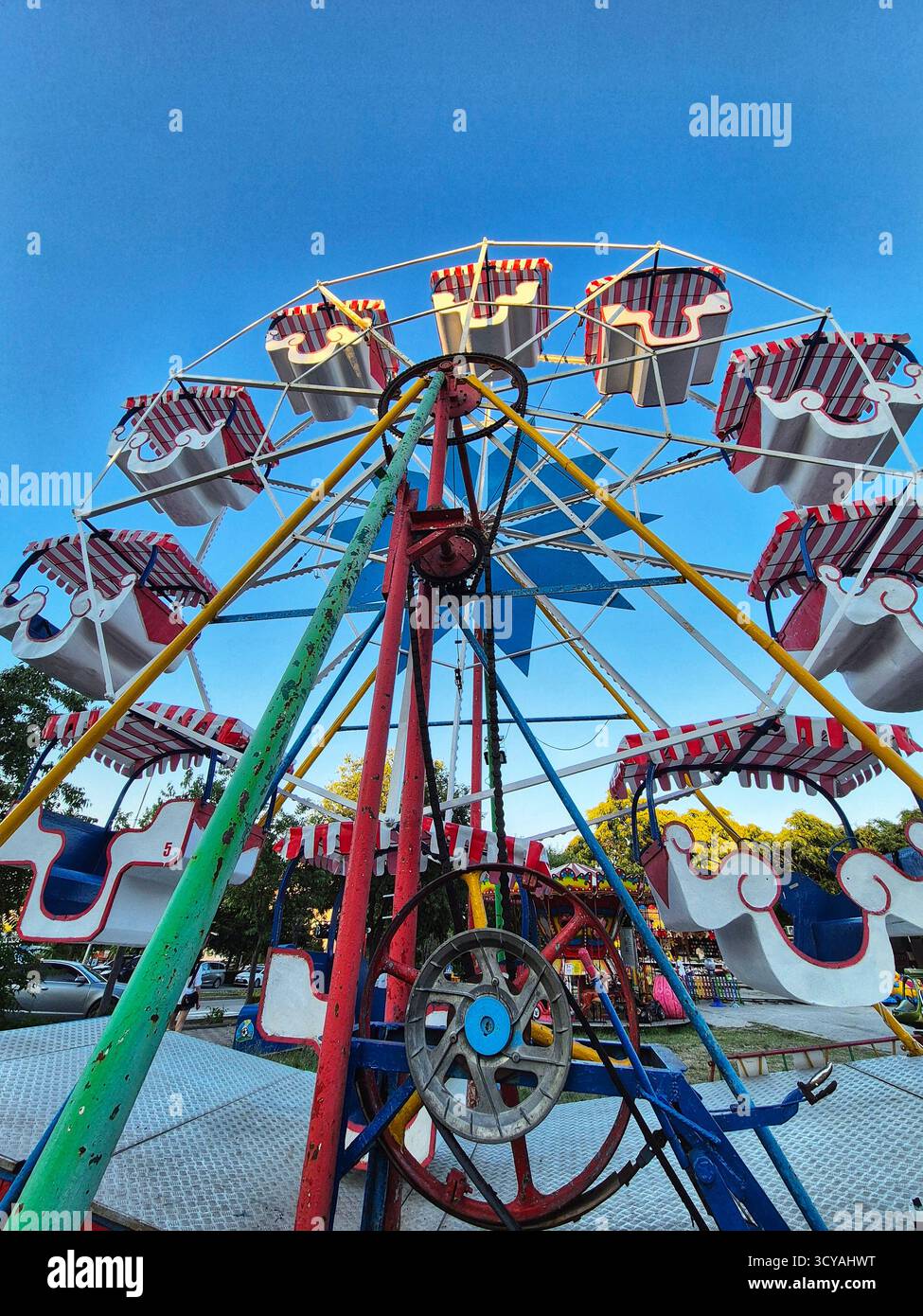 Une grande roue brillante, dominant le ciel bleu - Image de stock capturée avec un smartphone