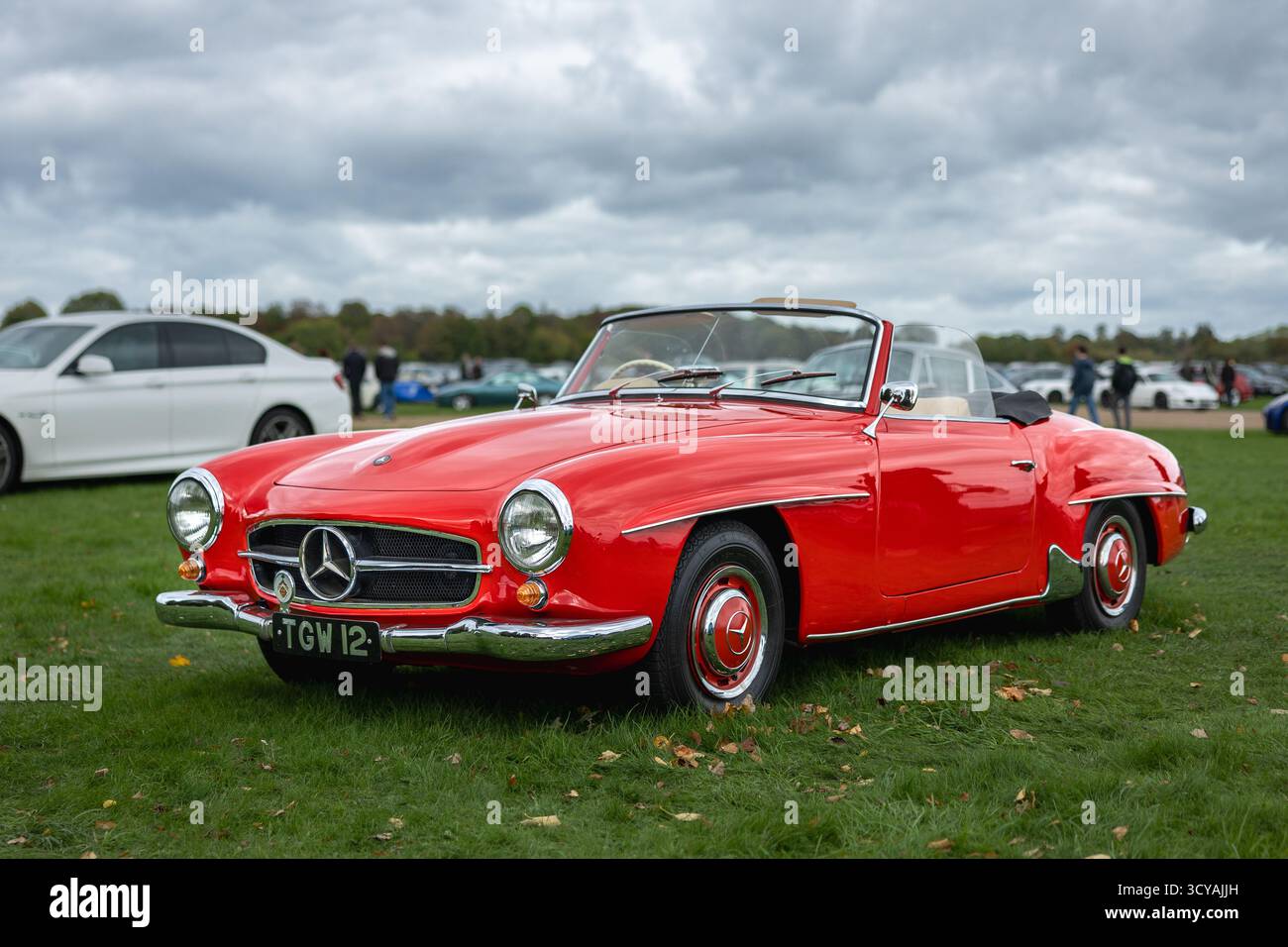 1956 Mercedes-Benz 190 SL, exposée au Bicester Motion Scramble qui s'est tenu le 5 octobre 2025. Banque D'Images