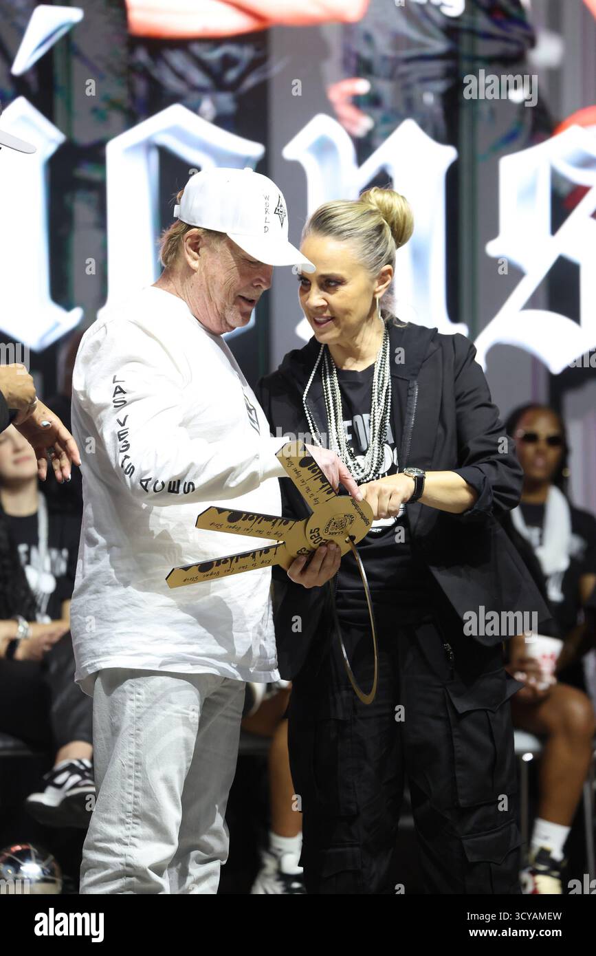 Las Vegas, Nevada, États-Unis. 17 octobre 2025. Mark Davis et Becky Hammon lors du défilé de la victoire des Aces WNBA de Las Vegas et du rallye au Toshiba Plaza à Las Vegas, Nevada, le 17 octobre 2025. Crédit : Mpi34/Media Punch/Alamy Live News Banque D'Images