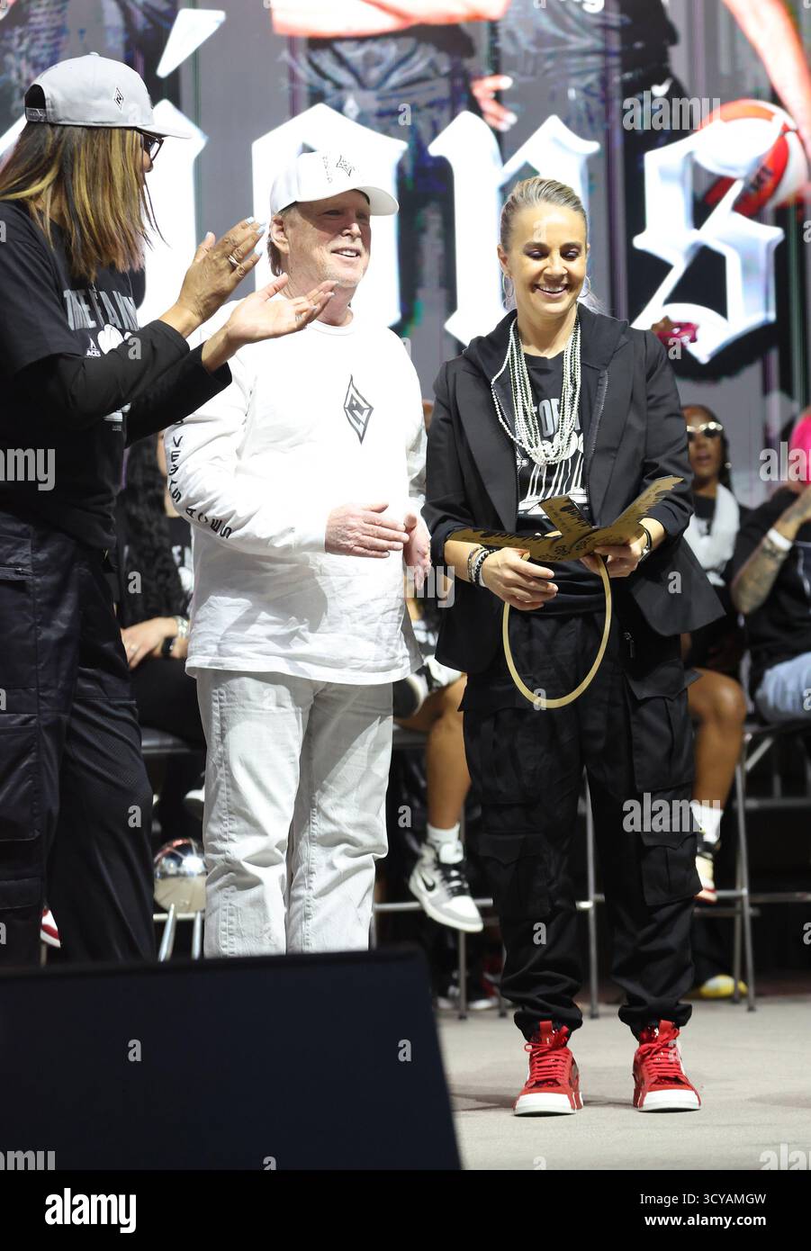 Las Vegas, Nevada, États-Unis. 17 octobre 2025. Mark Davis et Becky Hammon lors du défilé de la victoire des Aces WNBA de Las Vegas et du rallye au Toshiba Plaza à Las Vegas, Nevada, le 17 octobre 2025. Crédit : Mpi34/Media Punch/Alamy Live News Banque D'Images
