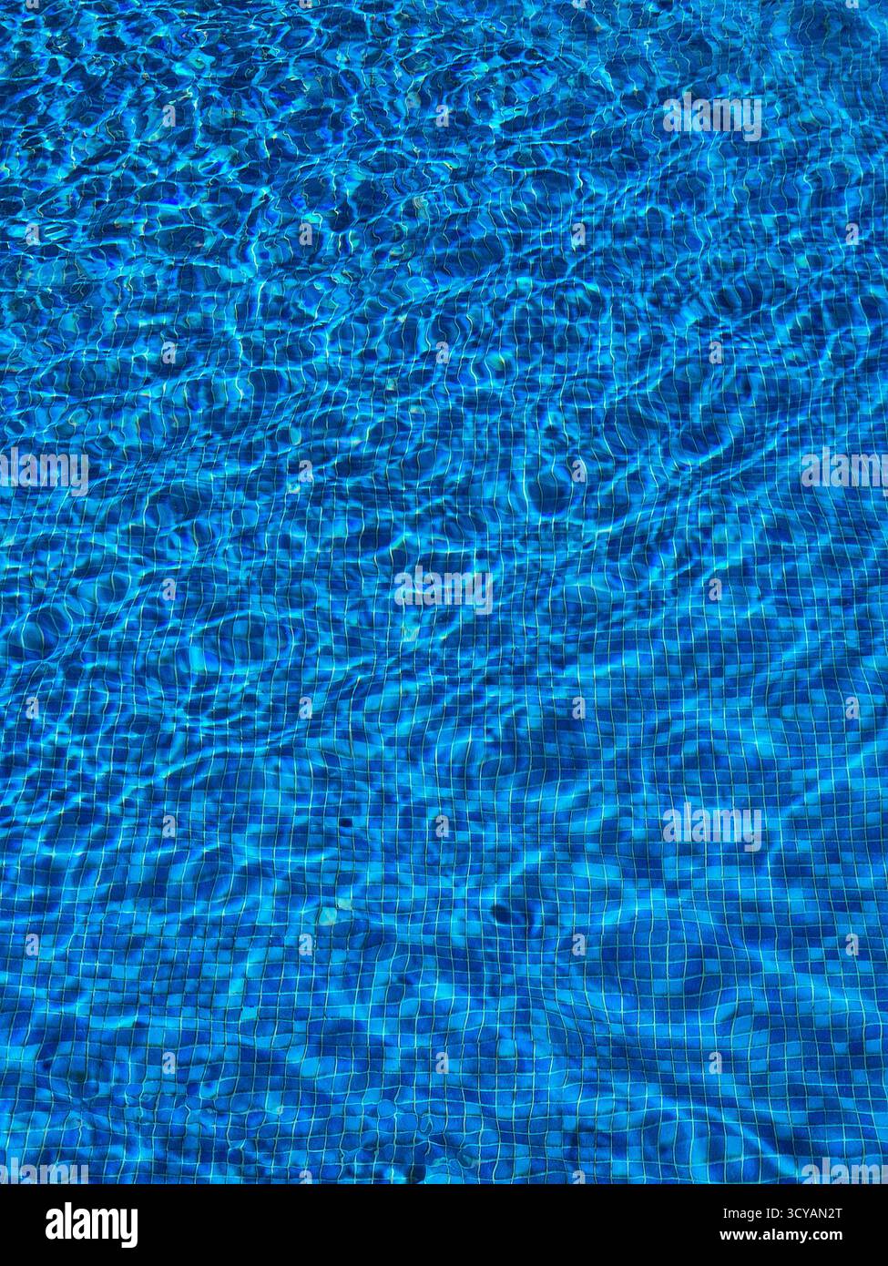 Profondeur et fraîcheur. Texture abstraite de l'eau bleue dans une piscine chatoyante sous la surface - Image de stock capturée avec un smartphone