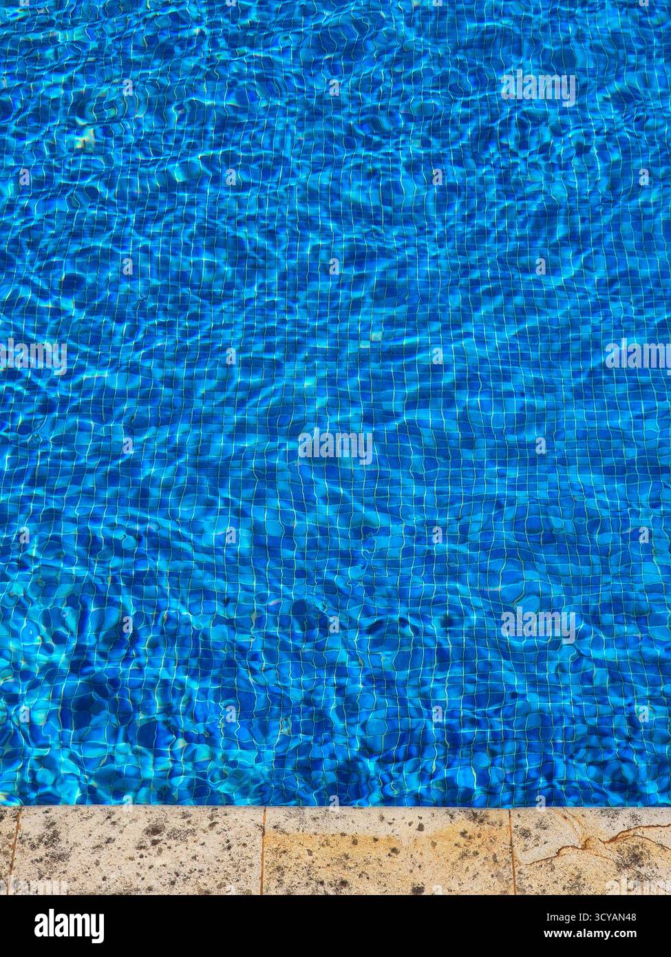 Profondeur et fraîcheur. Texture abstraite de l'eau bleue dans une piscine chatoyante sous la surface - Image de stock capturée avec un smartphone